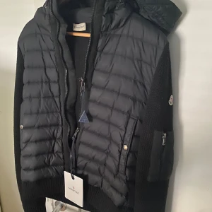 Moncler hooded cardigan - Perfekt höstjacka. Den är i väldigt bra skick och varsamt använd. Påse och tags följer med. Både Qr scannen och nfc scannen fungerar. Pris går att diskutera.  
