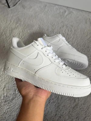 Nike Air Force 1  - Jag säljer vita Nike Air Force 1. Dessa skor är praktiskt taget nya. Jag fick dem men de är för stora för mig. Har inte använd dem. Boxen finns inte kvar tyvärr. Skickar snabbt och spårbart 📦
