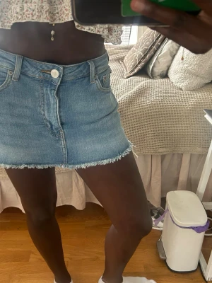 Ljusblå jeanskjol  - ljusblå jeanskjol med inbyggda shorts 
