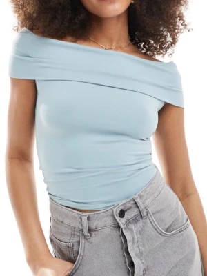 Ljusblå offshoulder topp - Snygg ljusblå offshoulder topp med tight passform, använde bara ett par gånger. Priset kan diskuteras 💕