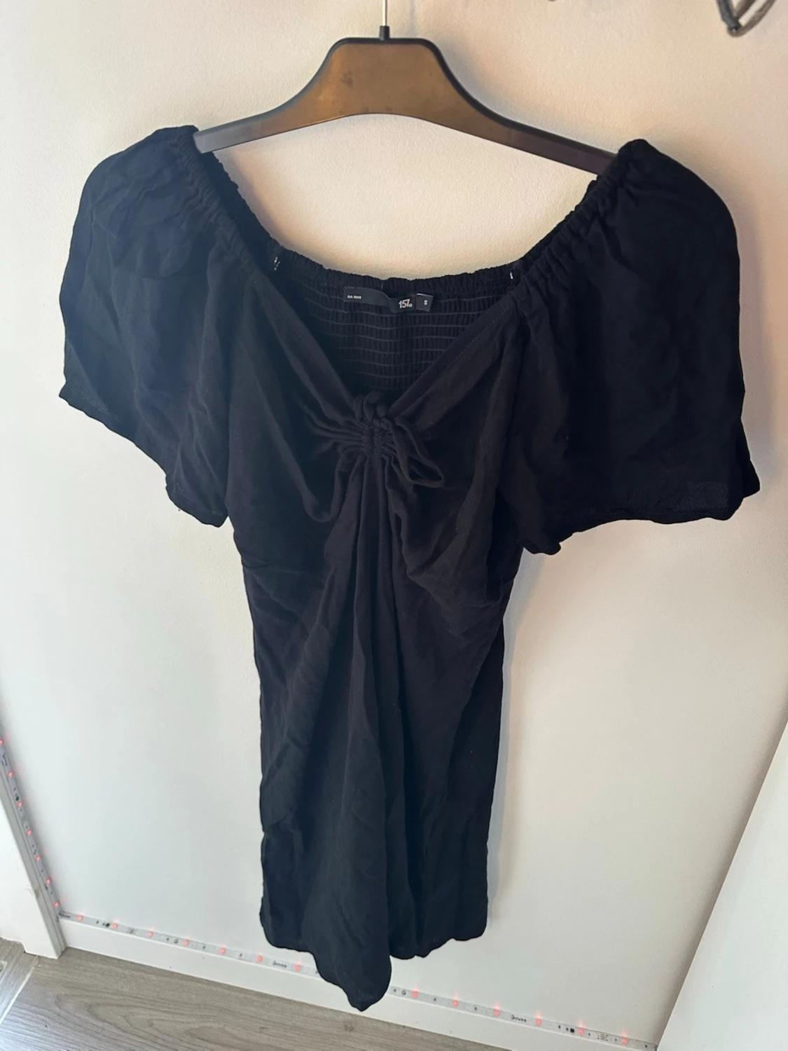 Svart off shoulder klänning 157