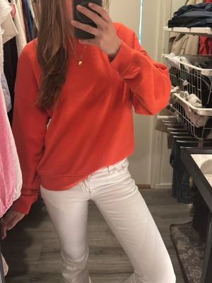 Röd oversized sweatshirt -  röd sweatshirt i oversized modell. Tröjan har rund halsringning, långa ärmar och ribbade muddar vid ärmslut och nederkant. 