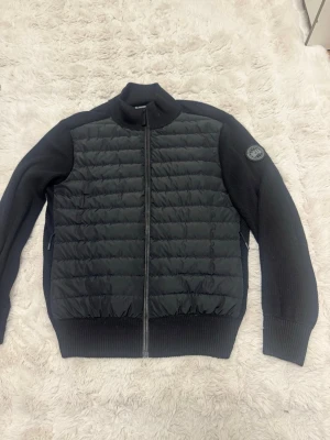 Canada goose cardigan  - Perfekt skickt inget fel på själva jackan, för fler bilder eller frågor var vänlig och kontakta. L men passar 175-180 cm 