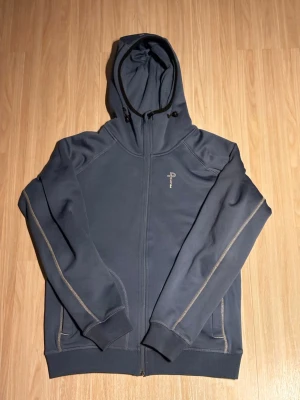 Blå Pelle P zip hoodie - Tja! Säljer denna varma Pelle P zip hoodie. Riktigt bra och varm för lite kallare höst eller vinterdagar. Färg:🔵. Storlek: Small. Priset är ej hugget i sten så det är bara att höra av sig!