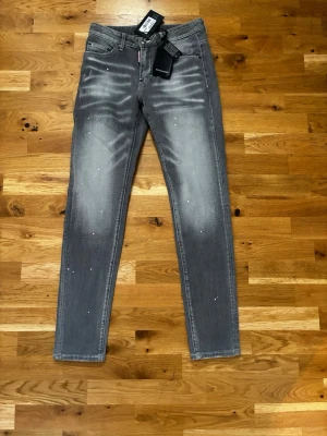 Gråa jeans från Dsquared2 - Säljer ett par grå skinny jeans från Dsquared2. Säljer de då de var lite tight på mig. De har endast testats och ej använts. Priset kan sänkas vid snabb affär. 
