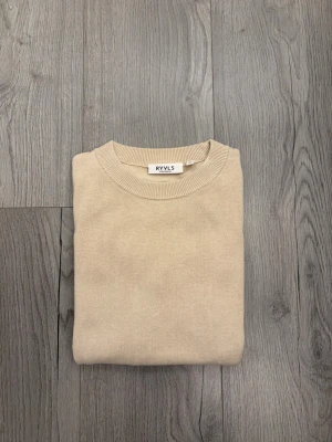 Beige stickad tröja från RYVLS - Säljer en stilren beige stickad tröja från RYLS. Tröjan är använd fåtal gånger! Det står att tröjan är storlek 150cm men jag skulle säga att den är mer som en XXS eller XS📐. Modellen på bilden är 170cm lång. Skriv vid minsta fundering!✅