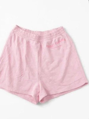 Ljusrosa shorts med resårmidja - Säljer ett par ljusrosa shorts med elastisk midja och avslappnad passform. Shortsen har trycket 'FRIDAY FEELING' framtill och är tillverkade i mjuk bomull, perfekta för varma dagar eller chill hemma.