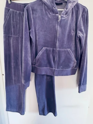 💜Lila velour loungewear-set med hoodie💜 - 💜Mysigt loungewear-set i lila velour med zip-hoodie och matchande byxor. Hoodien har fickor framtill och dragsko i huvan, byxorna har bred resår i midjan och raka ben. Perfekt för chill dagar hemma eller när du vill vara extra bekväm.💜