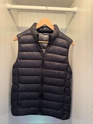 Uniqlo väst svart - Svart uniqlo väst som har blivit för liten och inte blivit så använd. Den är i väldigt bra skick. Storleken är S men kan även passa mindre. Hör av er vid frågor och funderingar!