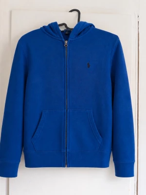 Ralph Lauren zip hoodie - Klassisk blå hoodie med dragkedja och broderad Ralph Lauren-logga på bröstet. Två fickor framtill och ribbade muddar. Enkel och snygg, passar till det mesta. Skick: Fint begagnat skick men har några fläckar! Färg: Klarblå Skriv gärna vid frågor eller om du vill ha fler bilder! 💌