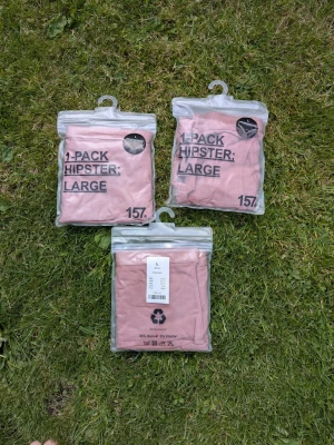 NYA trosor strl L hipster, rosa  - Från lager 157 - Eloise Trosa i mjuk bomullskvalitet. Klassisk passform, låg midja och normal skärning. Stretchig kvalitet Resårband i midjan Fodrad gren