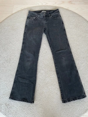 Svarta lågmidjade bootcut jeans - Svarta jeans med snygga fickor. De är lågmidjade och bootcut.