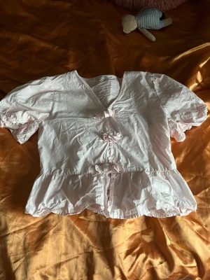 Rosa blus  - Snygg ljusrosa blus storlek 170 från Gina tricot använd 1 gång säljes då den är för liten för mig priset är inte hugget i sten 