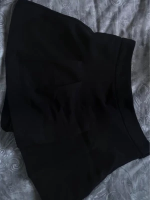 Svart kortkjol med hög midja - Enkel och stilren svart kortkjol med hög midja. Kjolen har en lätt utsvängd form och är perfekt att matcha med både t-shirt och stickad tröja. Tillverkad i ett mjukt material som ger en bekväm passform. #zara