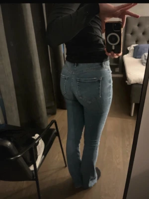 Bootcut jeans  - Vero Moda vm flash. Så så så snygga. Midwaist/lowwaist. Jätte snygga men använder inte jenas efter jag tagit studenten. XS/34