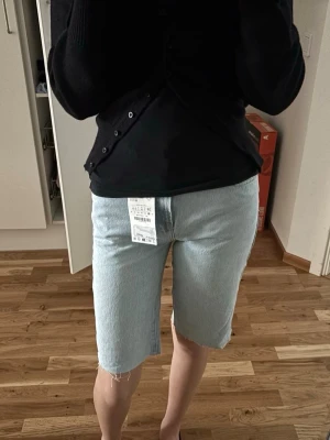 Zara capri/jorts - Säljer ett par ljusblå jeans capei/jorts från zara, slriv gärna för fler bilder🥰