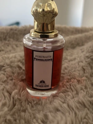 Penhaligon's Duchess Rose parfym - Lyxig parfym från Penhaligon's Portraits-serie, The Coveted Duchess Rose. Intense stark parfym. Gillar du stark parfym och lukta väldigt stark omkring dig är denna för dig.  Doften fyller ett rum. Som ni ser är det 75% kvar, mycket mängd kvar. För den mängden 75ml säljs det för 3025kr. Men jag säljer det för en generös pris. Har ni frågor eller vill se mer bilder kan ni gärna höra av av er till mig! 