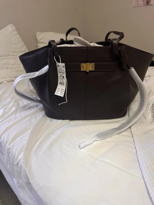 Gina tricot väska  - Helt ny Gina tricot väska som är brun