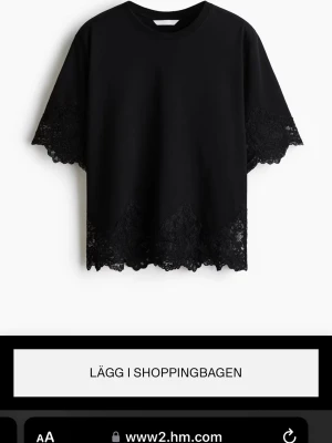 Svart topp med spetsdetaljer - Svart topp med spetskant nedtill och på ärmarna, har precis köpt den och är aldrig använd, säljer pågrund av att jag köpte fel storlek