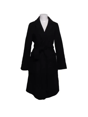 Svart kappa Zara - Stilren svart trenchcoat med knytbart midjeskärp och bred krage. Lång modell med raka ärmar från Zara💕den är i bra skick men hårig och lite nopprig