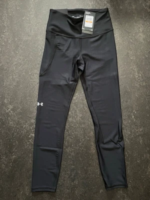 Svarta leggings från Under Armour - Svarta ankle leggings från Under Armour med hög midja och kompressionseffekt.  Stl S                   Helt ny Nypris (599)