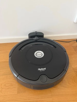 Robotdammsugare  - iRobot Roomba 671  Säljer en iRobot Roomba 671 robotdammsugare. Fungerar bra och laddstation medföljer. Handtaget på roboten är trasigt, se bilder. I övrigt fungerar den som den ska. Säljes i befintligt skick.