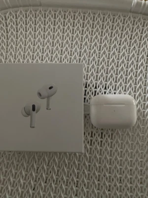 Apple AirPods Pro (2nd Gen) USB-C - Säljer ett par vita Apple AirPods Pro (2nd generation) med MagSafe-laddningsetui och USB-C. Trådlösa in-ear-hörlurar med stilren design och brusreducering. Perfekta för musik, samtal och gaming. Levereras med originalförpackning.