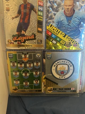 FIFA 365 samlarkort fotboll - Säljer ett gäng FIFA 365 samlarkort med spelare som Andrés Iniesta, Erling Haaland, Robert Lewandowski, Eric García, Andreas Christensen och Jules Koundé. Kort med både Limited Edition och Legends, samt klubbmärke för Manchester City. Perfekt för dig som gillar fotboll och samlar på kort. 1000 pris kan diskuteras 