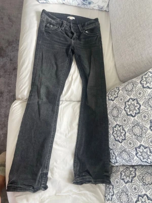 Svarta bootcut jeans - Säljer ett par svarta bootcut jeans från gina tricot! har lite slitningar där nere men inget tydligt. Storlek 164, skriv om ni har frågor