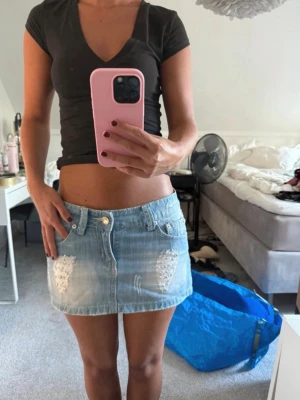 Ljusblå jeanskjol - Skitsnygg unik lågmidjad jeanskjol med slitningar🤍 Midjemått är 38cm