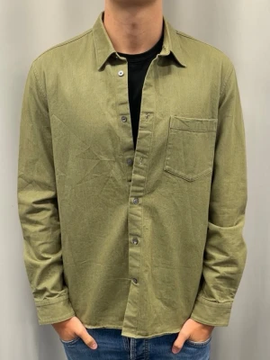 Arket Overshirt - Skick: Mycket bra  Färg: olivgrön  Storlek: 50/M Nypris: ca 1000 kr  Passform: Modellen är 185 cm och väger ca 75 kg och den sitter för stort  Fraktar oftast samma eller nästa dag 📦