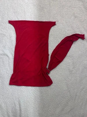 röd halternecktopp  - röd halternecktopp från bikbok. Det har gått sönder där man knäpper till en av de men går att sy. Liten i storleken.