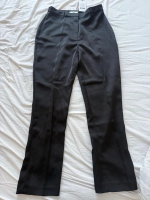 Kostymbyxor - Na-kd straight suit pants svart helt ny med prislapp 