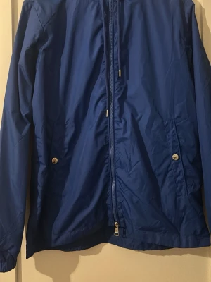 Blå vindjacka från Moncler - Snygg blå vindjacka från Moncler färgen är väldigt unik, skriv vid minsta fundering 🙌🏼