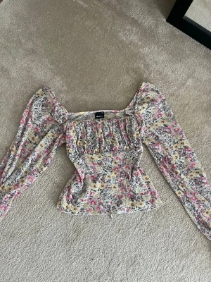 Somrig blus  - Fin och somrig blus, lite cropped med fina detaljer 