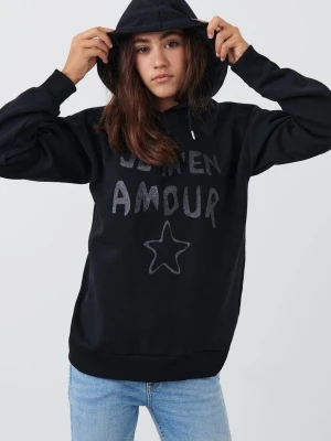Svart Je M’en Amour Hoodie - Svart Je M’en Amour Hoosiers från Gina Tricot. Trycket är glittrigt och tröjan är väldigt bekväm och stor för sin storlek. Köparen står för frakt och alt köparskydd. Pris kan diskuteras!💓