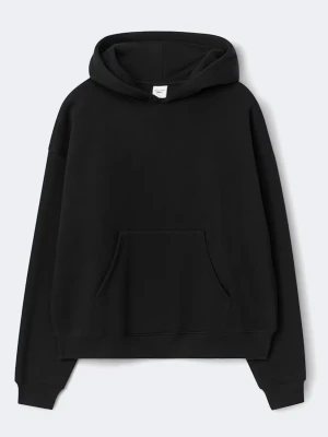Svart hoodie från Gina Tricot - En svart hoodie från Gina Tricot med huva och stor magficka. Tillverkad i mjukt material med borstad insida för extra komfort. Perfekt oversized look och ribbade muddar vid ärmar och nederkant. Enkel och stilren design som passar till allt.