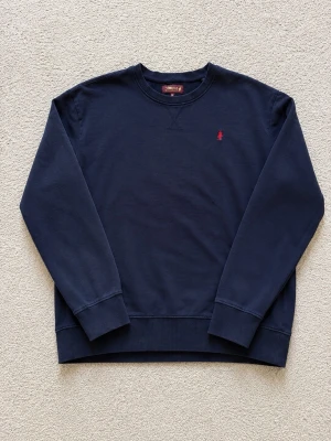 Mörkblå crewneck tröja MCA, Medium - Mörkblå crewneck sweatshirt från MCA size medium