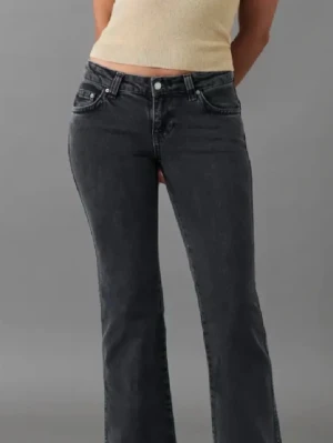 Mörkgrå bootcut jeans med fickdetaljer - Låg midja jätte bra skick 