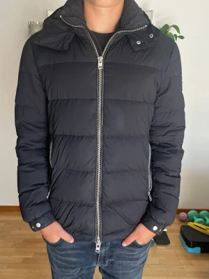 J.Lindeberg jacka - J.Lindeberg jacka. Storlek M. Skick 8/10. Lite slitningar runt dragkedjorna men syns bara på nära håll. Nypris ca 3200. Mitt pris 1000kr