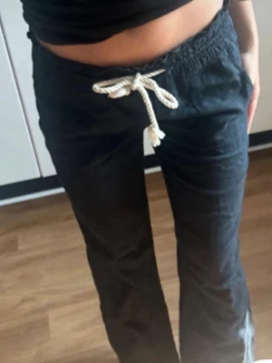 Svarta linnebyxor från Roxy - Säljer ett par så så fina linnebyxor från Roxy!! Pris går att diskutera. Säljer då dom var för stora på mig. Byxorna är lite slitna nere då dom varit för långa men det är inget man lägger märke till. Skriv för frågor elller bilder💗💗.                                  Skulle säga att byxorna är marinblå. LÅNADE BILDER