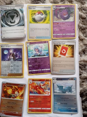 Samling Pokémonkort i plastficka - Säljer en samling Pokémonkort med blandade karaktärer som Gengar, Blaziken, Ho-Oh, Charmeleon och fler. Korten har olika färger och motiv, och ligger i en plastficka. Perfekt för dig som gillar att samla eller spela Pokémonkort! Pris kan diskuteras 🙌. Mvh Rasmus.