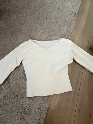 Tröja -  vit Tröja från gina young i storlek 146/152, som är tight i midjan med utsvängda ärmar. Bra skick.