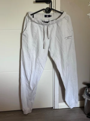 Vita sweats - Vita swatpants med cuff och text 