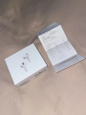 Apple AirPods Pro 3 med laddningsetui - Säljer ett par vita Apple AirPods Pro 3 med trådlöst laddningsetui. Snygg och kompakt design i plast, perfekt för dig som vill ha grymt ljud och brusreducering. Levereras i originalförpackning med kvitto.
