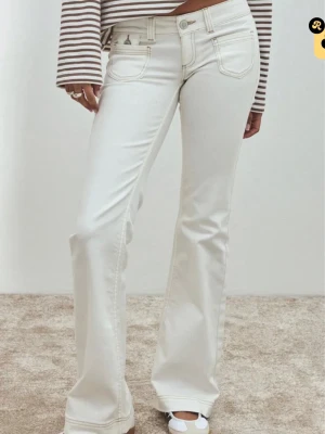 Jeans - Vita jeans från Nelly helt oanvända, säljer då dem är lite långa på mig, skicka för egna bilder o frågor💕Originalpris 699