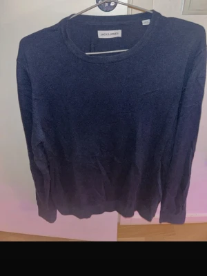 Mörkblå crewneck - En enkel och stilren mörkblå tröja från Jack & Jones. Tröjan har rund halsringning och långa ärmar, perfekt för lager på lager eller att bära som den är. Materialet ser ut att vara mjukt och bekvämt, vilket gör den lätt att matcha till olika outfits.
