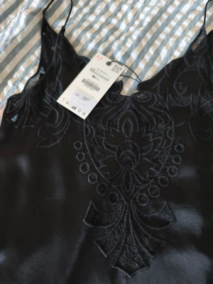 Zara viscose top med spetsdetaljer, S - Perfekt att styla med jeans eller kjol för en trendig look.
