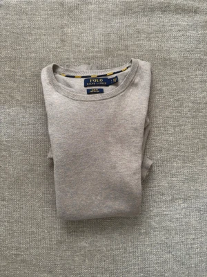 Grå tröja från Polo Ralph Lauren - Snygg grå tröja från Polo Ralph Lauren. I storlek S. (182 70KG)