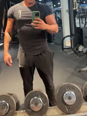 Gymshark byxor+tshirt - Säljer en svart gymshark tshirt med korta ärmar och som gör att du ser dubbelt så krallig ut, de svarta gymshark byxorna följer med också båda är i storleken M